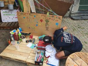 Volunteers can prepare materials and signs for the festival. At the same time, volunteers can explore the differents stands that adress a big variety topics Photo