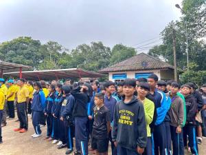 As everywhere in Thailand, students line up at 8 AM for the national anthem. But here in the hill, warm clothes cover their uniforms. We'll organize activities in this School 2 full days Photo