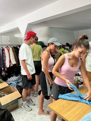 sellecting clothes Photo