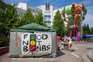 Food sharing event for the Food Not Bombs campaign in Helsinki. Photo